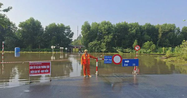 Đường gom Đại lộ Thăng Long ngập sâu 1m, Hà Nội cấm xe đi qua
