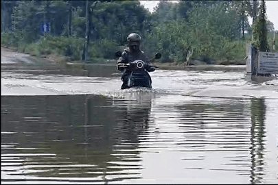 Đường gom đại lộ Thăng Long ngập sâu, xe máy rẽ sóng qua 'biển nước'
