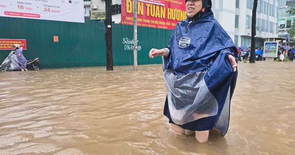 Đường Hà Nội biến thành sông sau cơn mưa lớn, người dân phải lội bộ đi làm