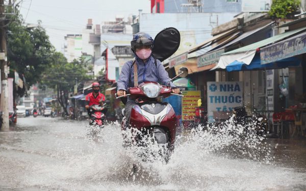 Đường Hồ Văn Long, phường Bình Tân ngập sau khoảng một giờ mưa