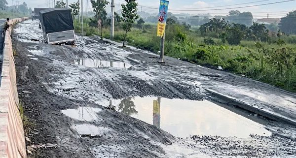 Đường huyết mạch đầy 'ổ voi' sau mưa to và triều cường, Tây Ninh xử lý thế nào?