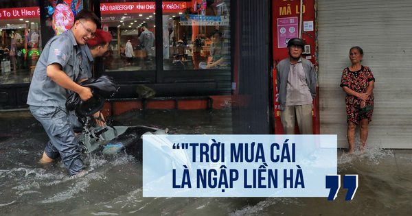 Đường Mã Lò ngập sâu sau mưa lớn, ông bà cụ U.80 mắc kẹt hơn 2 giờ