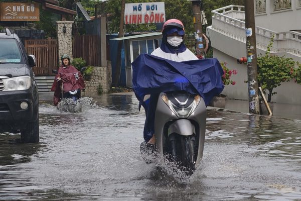 Đường ngập sau cơn mưa lớn vào buổi sáng, người dân TPHCM chật vật đi làm