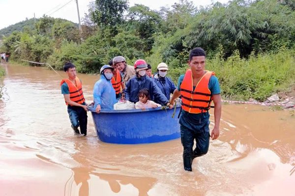 Đường ngập sâu, học sinh một số điểm trường ở Lâm Đồng tạm thời nghỉ học