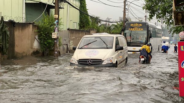Đường ngập sâu ở TPHCM sau mưa lớn