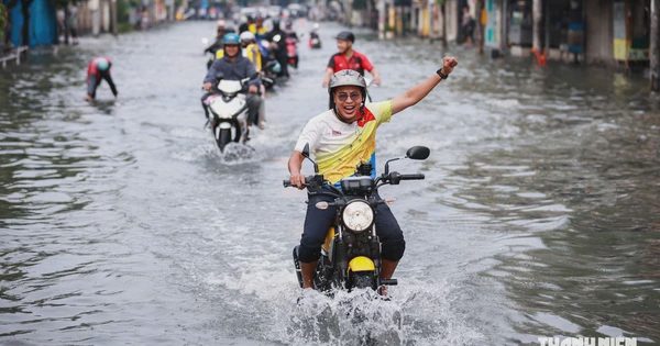 Đường ngập từ chiều qua tới sáng nay ở TP.HCM: Nhiều người vượt 'biển nước' đi làm