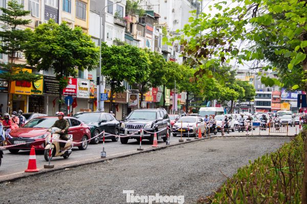 Đường nghìn tỷ vừa thông xe, Ô Chợ Dừa lại ùn ứ vì xén dải phân cách