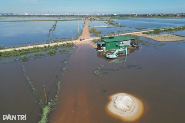 Đường nối sân bay chưa thể thi công vì chìm sâu dưới nước