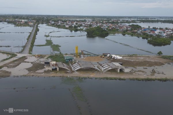 Đường nối sân bay Phú Bài thi công chậm trễ