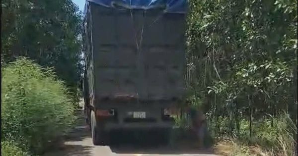 Đường nông thôn vùng ven TP.HCM ngày đêm oằn mình vì xe tải ‘khủng’