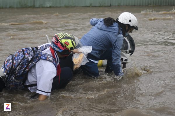 Đường ở Thủ Thiêm ngập hơn một ngày, xe chết máy, người ngã nhào