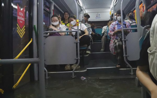 Đường Phan Huy ích ngập nặng 'kỷ lục', nước tràn vào khiến xe buýt chết máy la liệt