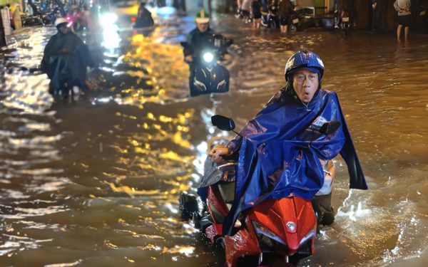 Đường Phan Huy Ích ngập sâu bất thường, đã thấy nguyên nhân, đang tập trung xử lý
