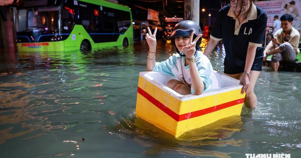 Đường Phan Huy Ích ngập sâu cả mét ở TP.HCM, nhiều người mắc kẹt tới nửa đêm