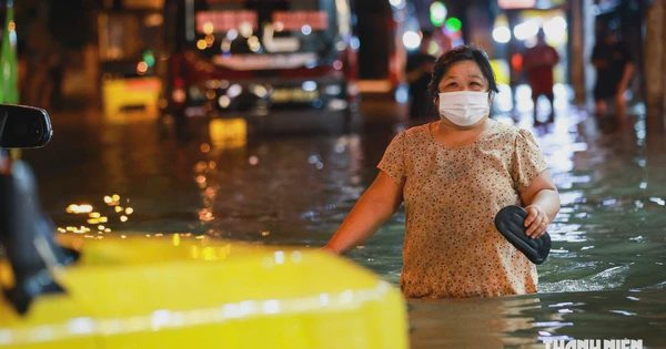 Đường Phan Huy Ích ở TP.HCM ngập tới 1 mét, người dân lội nước về nhà trong đêm