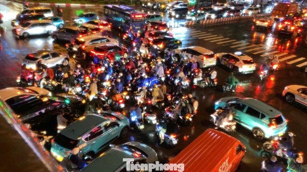 Đường phố ngập sâu, giao thông TPHCM rối loạn trong cơn mưa lớn giờ tan tầm