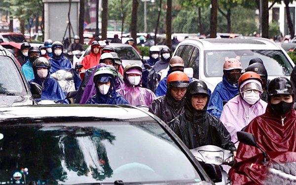 Đường phố tắc, ngập đúng giờ cao điểm, người Hà Nội đi gần 2 tiếng vẫn chưa tới được nơi làm việc