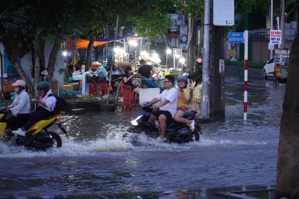 Đường phố trung tâm Đồng Nai ngập nặng do triều cường
