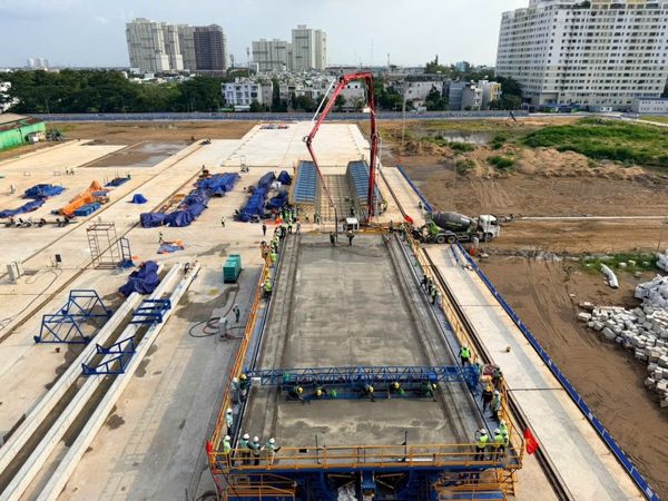 Đường sắt tốc độ cao Hà Nội - Quảng Ninh và Bến Thành - Cần Giờ đồng loạt thi công những phiến dầm đầu tiên