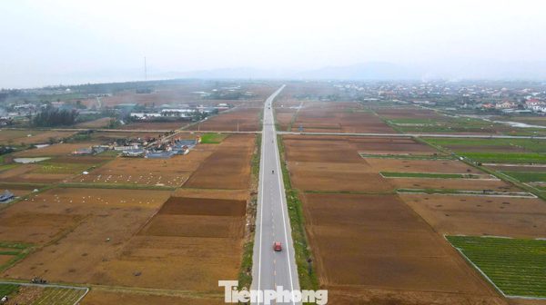 Đường thông thoáng nhưng tài xế 'mắc kẹt' vì biển báo 40km/h bủa vây