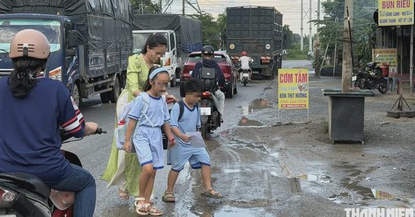 Đường thu phí ở TP.HCM hư hỏng nặng, học sinh len lỏi qua vũng sình đến trường