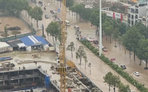 Đường Tố Hữu cạnh công trình chống ngập 600 tỉ vừa hoàn thành vẫn ngập sâu, trung tâm quản lý nói gì?