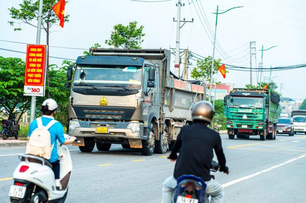 Đường tới trường rình rập hiểm nguy vì xe chở đất phóng nhanh, vượt ẩu