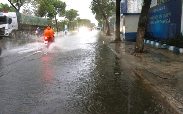Đường Trần Hưng Đạo ở Đà Nẵng ngập do thi công làm cản trở dòng chảy