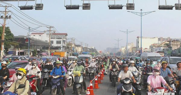 Đường Trường Chinh ở TP.HCM 'mượn' 1 làn ngược chiều: Xe vẫn ùn ứ sáng 15.10