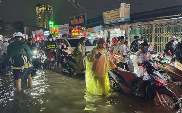 Đường Ung Văn Khiêm kẹt 1 tiếng đi được 200m, vòng xoay Nguyễn Thái Sơn chạy vào là chôn chân