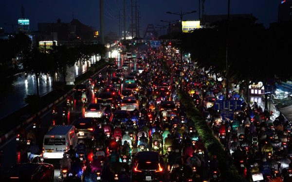Đường vào sân bay Tân Sơn Nhất ngập, hai dự án thoát nước bao giờ xong?