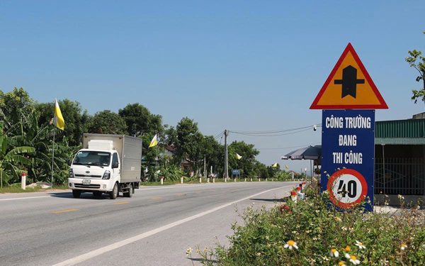 Đường ven biển rộng thoáng nhưng giới hạn tốc độ 30 - 40km/h khiến tài xế thắc mắc