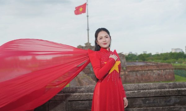 Duyên Quỳnh ra MV 'Việt Nam gấm vóc rạng ngời'