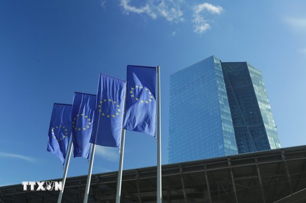 ECB chịu sức ép lạm phát, đứng trước khả năng tăng lãi suất lần hai trong năm