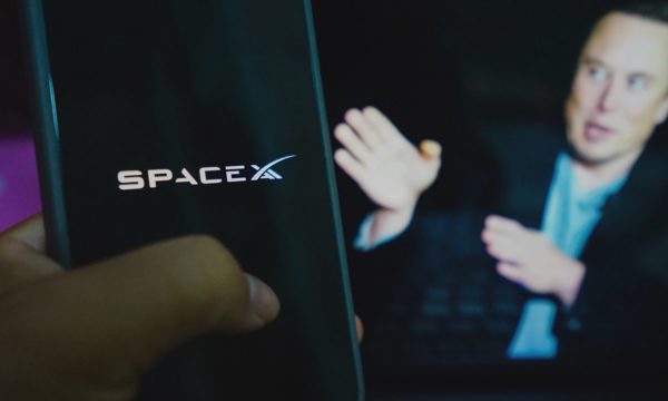 Elon Musk bị triệu tập vì an toàn AI