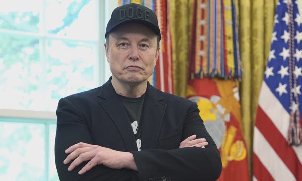 Elon Musk dọa đáp trả trước nguy cơ bị điều tra
