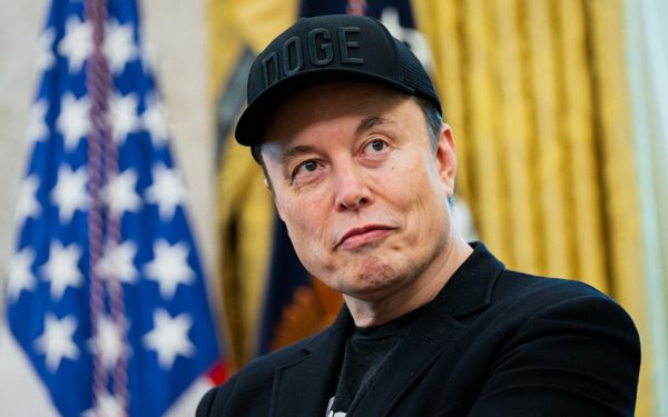 Elon Musk nổi giận vì bị 'soi' suốt 4 giờ trên màn ảnh