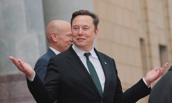 Elon Musk: Robot hình người sẽ 'tự sản xuất chúng' trong thập kỷ này