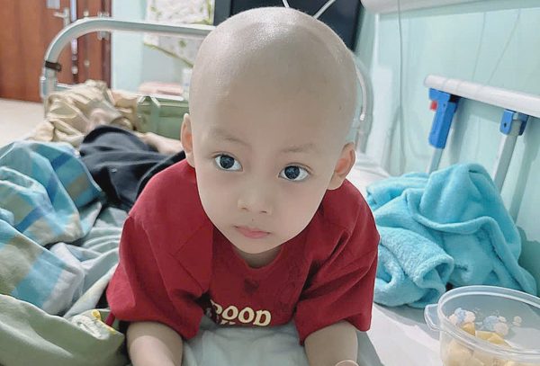 Em bé 5 tuổi tiếp tục chống chọi ung thư giai đoạn cuối sau ghép tế bào gốc