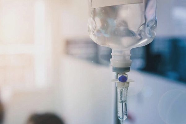 Em bé ngộ độc do uống nhầm dầu thắp đèn thờ