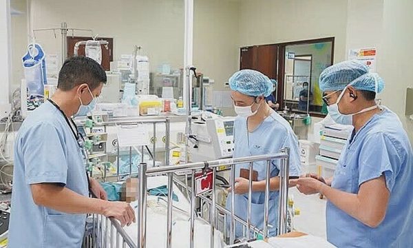 Em bé tử vong do vặn tay ga xe máy điện