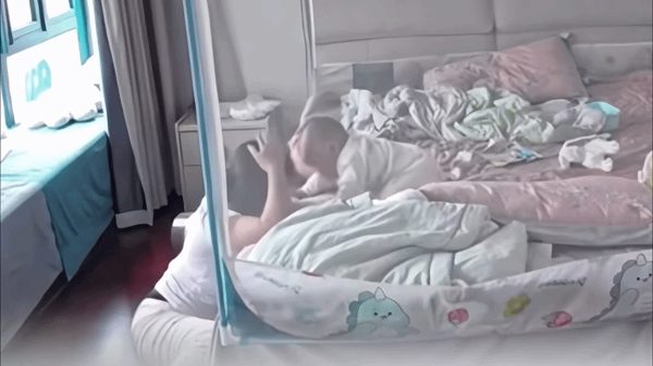Em bé xoa đầu, an ủi khi mẹ ngã