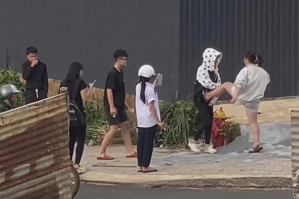 Em gái 13 tuổi bị bạn hành hung vì không trả 500.000 đồng