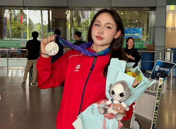 Em gái Châu Tuyết Vân tung hoành thế giới ảo, hạ 2 võ sĩ nam ở võ đài châu Á