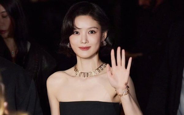 'Em gái quốc dân' Kim Yoo Jung và vẻ ngoài ngọt ngào trí thức