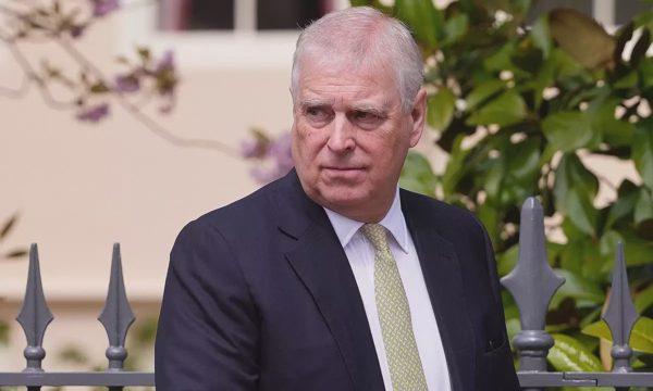 Em trai Vua Charles III kiện cảnh sát Anh vì vụ khám nhà
