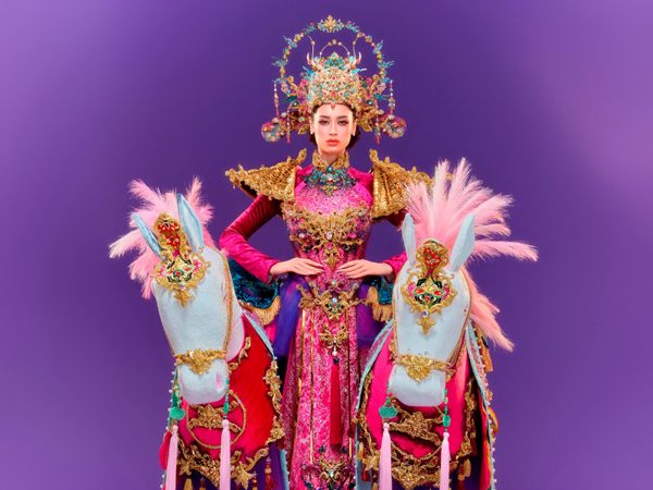 Emoura Phạm bị nhầm là... nhân sự hậu trường trước giờ thi