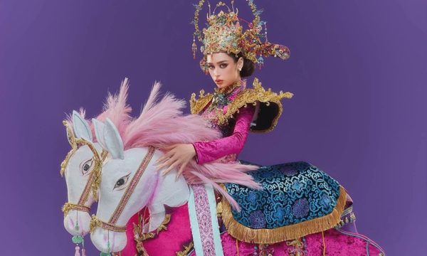 Emoura Phạm diễn trang phục 'Vinh quy bái tổ'
