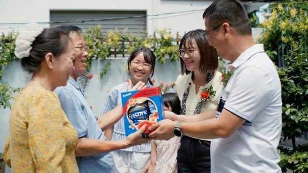 Ensure Gold: Trao cha mẹ món quà chúc sức khỏe cho hành trình phía trước