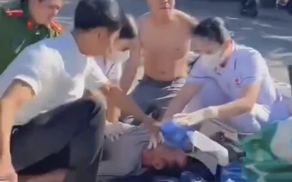 Ép tim, hô hấp ngay trên thùng xe tuần tra đang chạy, kịp thời cứu sống người đuối nước